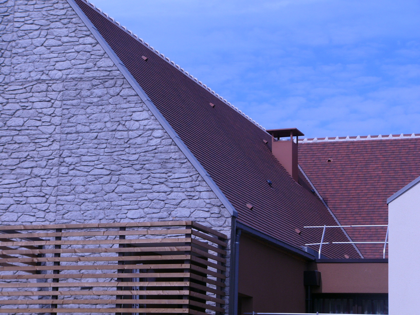 19 - Couverture tuiles plates flammé rustique avec rives en zinc quartz